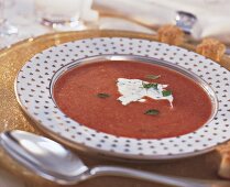 Tomatensuppe mitBasilikum-Cremefraiche