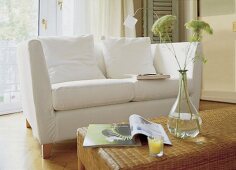 Weißes Sofa in moderner zeitloser Form, schlicht