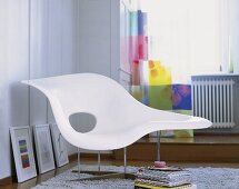 Sitzskulptur "La Chaise" von Ray + Charles Eames in der Zimmerecke