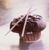 Schokoladen-Nuss-Muffin auf einem Teller, Muffin