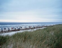 Sylter Meeresbrandung im Herbst, mit Strandkörben, Dünenschutzwall, Sylt