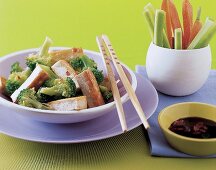 Gebratener Tofu mit Brokkoli, Chilischoten u. frischem Ingwer