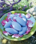 Lavendelseifenstücke auf einer Schale, Blüten, "l'Occitane"