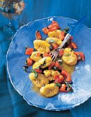 Kürbis-Gnocchi mit Basilikum-Tomaten 