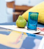 Becher aus dickem, blauen Glas, Birne