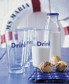 Gläser mit Milch, Aufdruck Drink, Milchflasche, kl. Brötchen