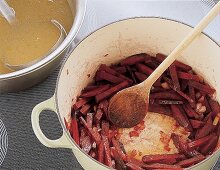 Für den Borschtsch Rote Bete in einem Topf kochen. Nr. 4