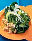 Power-Food: Spinatsalat mit Paprika und Röstbrot