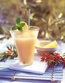 Guaven-Drink, Saft im Glas mit Strohhalm und Zitronenscheibe