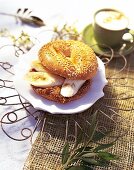 Sesam-Bagel mit Banane 