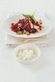 Rote-Bete-Risotto mit Walnüssen auf weißem Teller + geriebener Parmesan