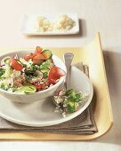 Reissalat mit Gurke, Radieschen, Petersilie und Lachsschinken