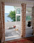 Balkon eines Sommerhauses, Ausblick auf norwegischen Fjord, aufs Meer
