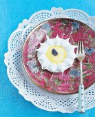 Baiser in Blütenform, gefüllt mit Aranca-Pudding, kandiertes Veilchen