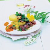 Polenta mit Kaputzinerkresse, Klee, Champignons, Maisgericht