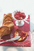 Toastbrot, Marmelade, Konfitüre Kirsch - Pflaumen - Konfitüre