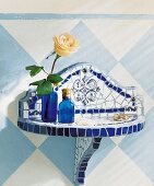 Tisch, Wandkonsole, Mosaik aus Keramikscherben, Rose in Vase