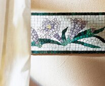 Mosaikbild an der Wand, Bordüre, Borduere mit Blumenmuster