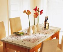 Tisch , Eßtisch mit Mosaik aus Fliesenscherben, Blumen in Vasen