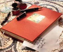 Tagebuch, rot - orange mit Mosaik, Füller, Tinte