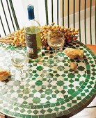 Marokkanischer Tisch, mit Mosaik, Brot, Wein, Datteln