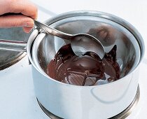Schokolade in einem Topf im Wasserbas schmelzen. Nr, 1