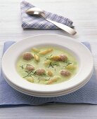 Spargel - Erbsen - Suppe mit Brät klößchen