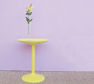 Gelber Tisch mit abnehbarem Tablett 