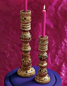 Kerzenhalter aus goldlackiertem Holz mit Ornamenten, Schmucksteinen