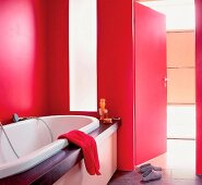 Badezimmer, rot mit Badewanne 