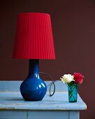 Lampe, Leuchte, aus blauer Vase mit rotem Plisseeschrim, Still