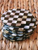 Untersetzer im Schachbrettmuster aus Perlmutt-Intarsien, close-up