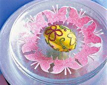 Styropor-Ei beklebt mit Seidenpapier und Blütenmuster aus Perlen