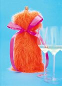 Flasche originell als Geschenk verpackt, Modell Pekinese, close-up