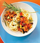 Spaghetti mit Gemüse - Bolognese, Freisteller