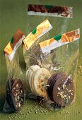 Schoko-Plättchen aus verschiedenen Schokoladensorten in Folie verpackt