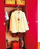 Flur, Schrank als Garderobe, Kleidung auf Bügeln