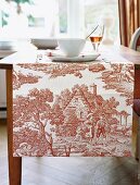 Tischläufer, rot-weiß, mit Toile de Jouy Muster, Tischdecke auf Tisch