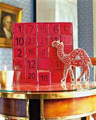 Red Box, Kalender aus lackiertem Karton mit Schubkästchen