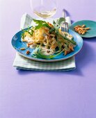 Tagliatelle mit Gorgonzola- Sosse, R ucola, Salat, Pinienkerne