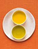 Olivenöl und Rapsöl in Schälchen