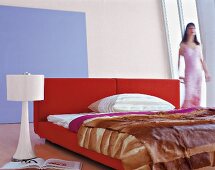 Schlaf - Zimmer mit rotem Doppel Bett