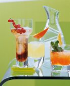 Drei verschiedene mediterrane, bunte Cocktails