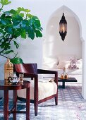 Wohnzimmer in weiß im orientalischen Stil, Stuhl, Tisch, Sofa, Feigenbaum