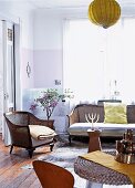 Wohnzimmer mit Sessel und Sofa, Kuhfell auf dem Boden