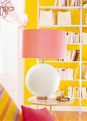 Lampe mit rosa Lampenschirm 