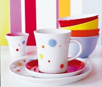 Farbiges Geschirr  "Candy Colours" als bunte Tischdekoration