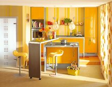 Erweiterbare Küche in warmem Gelb gehalten