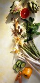 Gemüse Zusammenstellung mit Spargel und Artischocken