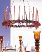Hängekranz mit Kerzen und Himbeeren dekoriert